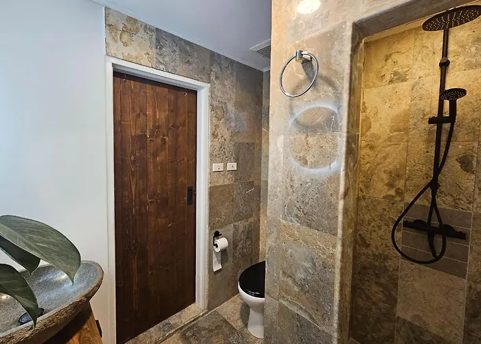 Beautiful With Spacious Garden Сasa de vacaciones