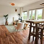 Beautiful With Spacious Garden *